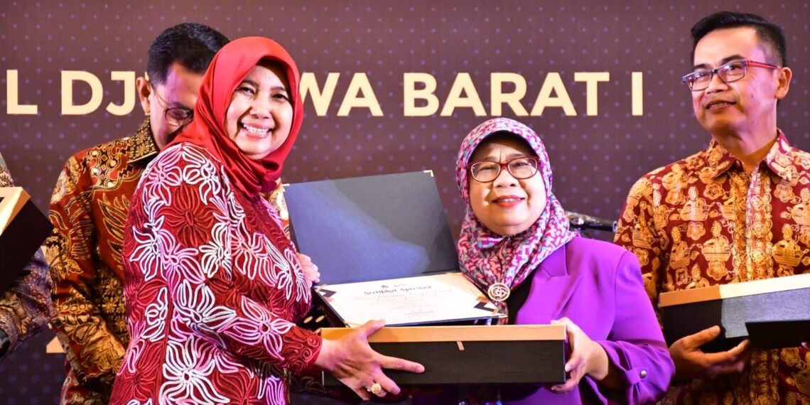 Sekretariat DPRD Jawa Barat Raih Penghargaan Wajib Pajak dengan Kontribusi Pembayaran Pajak Terbesar