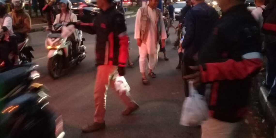 Bagi-bagi Takjil ala Tim Goib