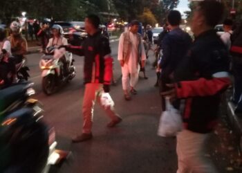 Bagi-bagi Takjil ala Tim Goib