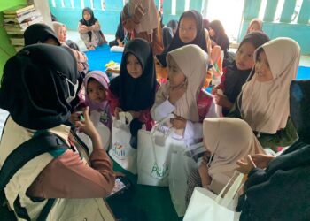 Berbagi Kebahagiaan Ramadan, Program EVP PLN Peduli Berikan Alat Tulis dan Al Qur’an 