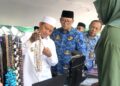 Wagub Jabar,Uu Ruzhanul ulum didampingi Kadis KUKM Jabar Kusmana Hartadji meninjau stand pameran.
