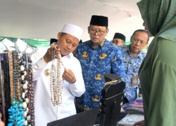 Wagub Jabar,Uu Ruzhanul ulum didampingi Kadis KUKM Jabar Kusmana Hartadji meninjau stand pameran.