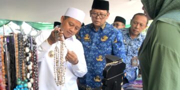 Wagub Jabar,Uu Ruzhanul ulum didampingi Kadis KUKM Jabar Kusmana Hartadji meninjau stand pameran.