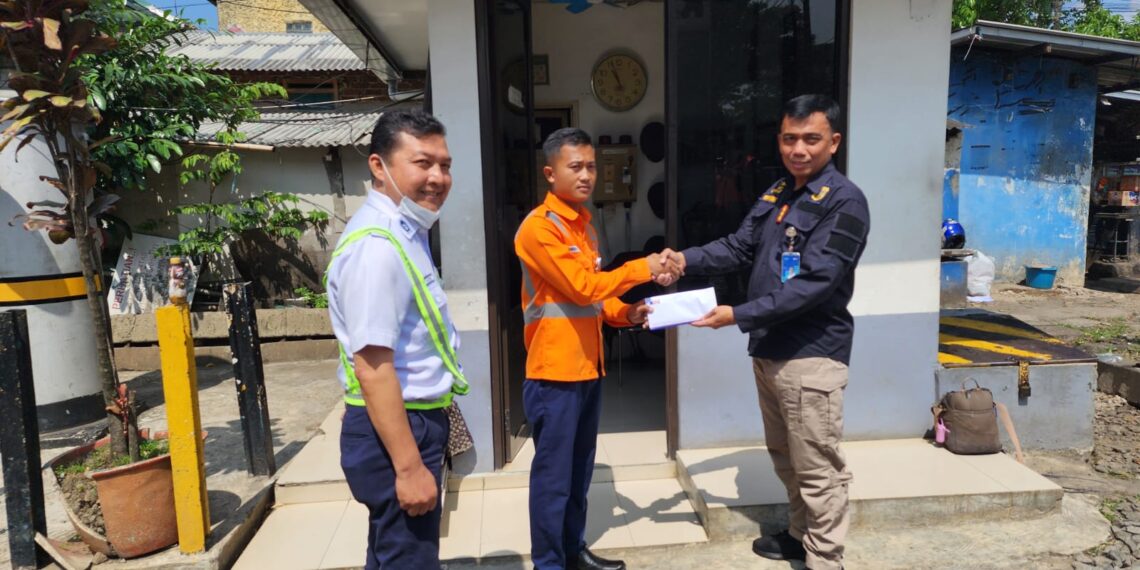 KAI Hadiahi Petugas PJL Penyelamat Pejalan Kaki di Perlintasan dengan Penghargaan