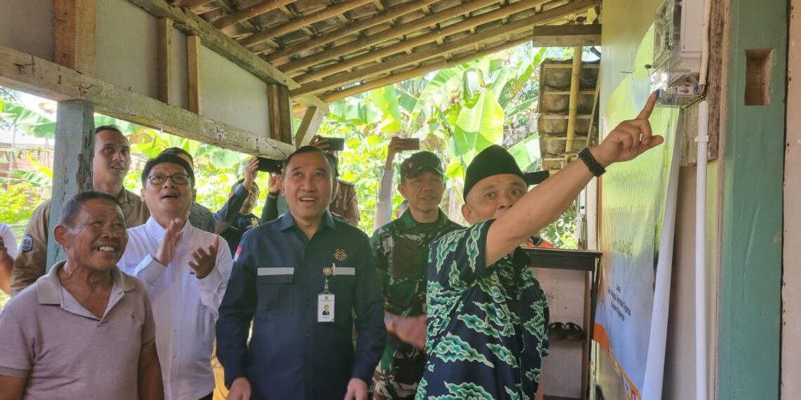 PLN Sambung Listrik Gratis Bagi 264 Keluarga Kurang Mampu di Majalengka Jawa Barat