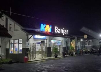 Arus Balik Mudik Lebaran 2023 di Stasiun Kerata Api Banjar