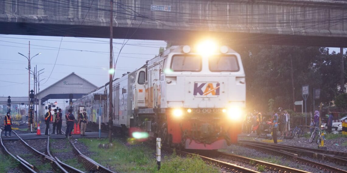 Kecepatan KA Meningkat per 1 Juni, Daop 2 Bandung Ingatkan Masyarakat untuk Hati-hati