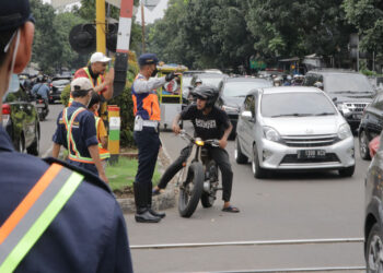 Aksi Heroik Petugas PJL Selamatkan Nyawa Pejalan Kaki di Perlintasan Sebidang Laswi