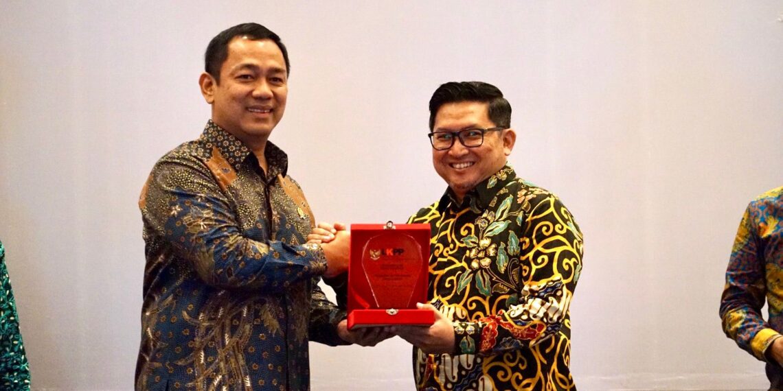 Pemda Provinsi Jabar Raih Penghargaan Unit Kerja Pengadaan Barang/Jasa Proaktif