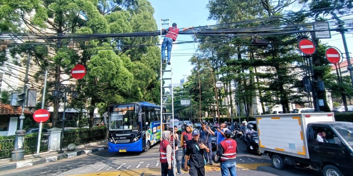 Kejar Target, Kota Bandung Tertibkan Puluhan Kilometer Kabel Udara