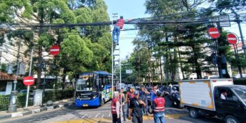 Kejar Target, Kota Bandung Tertibkan Puluhan Kilometer Kabel Udara