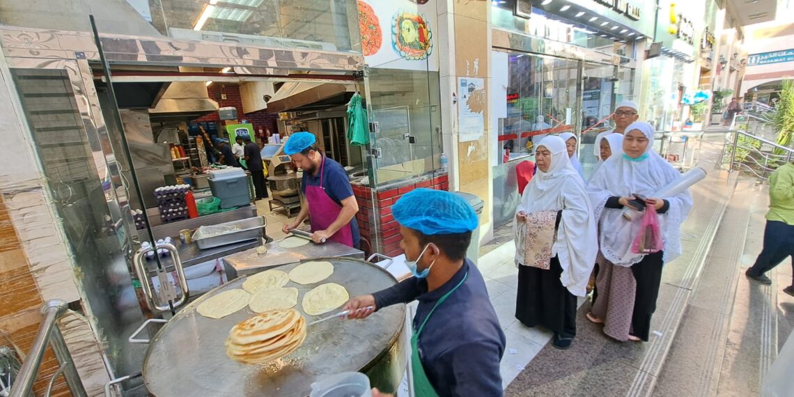 Pasokan Konsumsi Terhenti, Jamaah Haji Indonesia Beli Makanan di Kedai