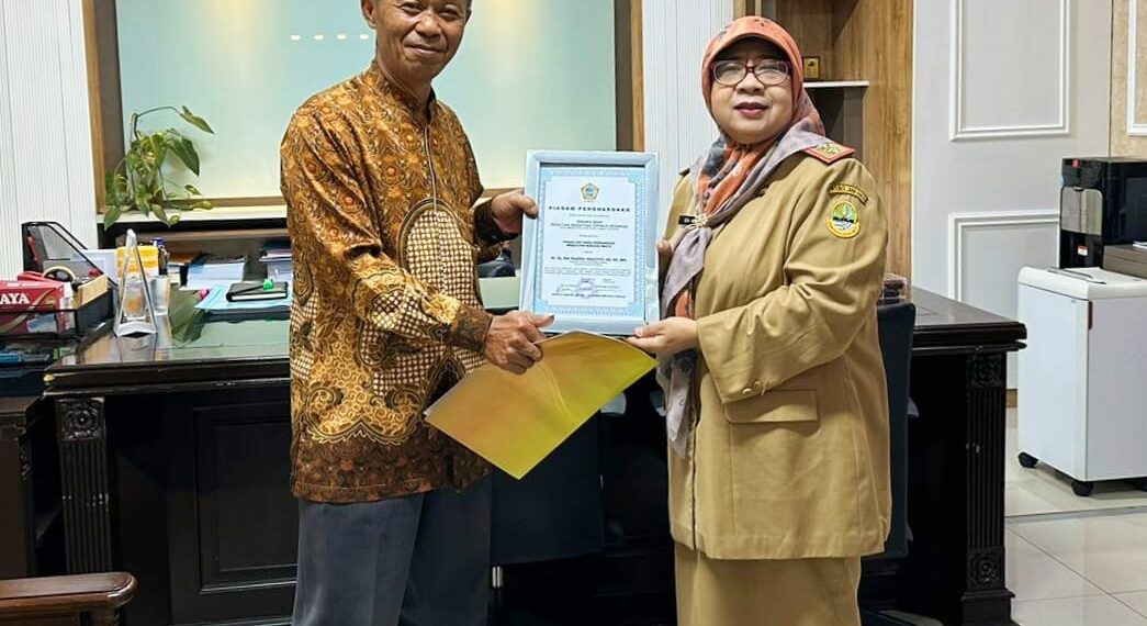 PWRI Pusat Anugrahi Ida Wahida Hidayati Tanda Penghargaan