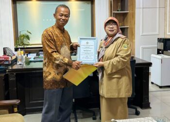 PWRI Pusat Anugrahi Ida Wahida Hidayati Tanda Penghargaan