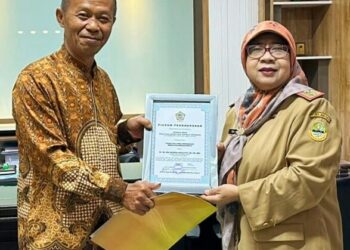 Ida Wahida Hidayati Terima Piagam dan Tanda Penghargaan dari PWRI Pusat