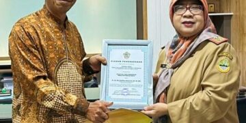 Ida Wahida Hidayati Terima Piagam dan Tanda Penghargaan dari PWRI Pusat