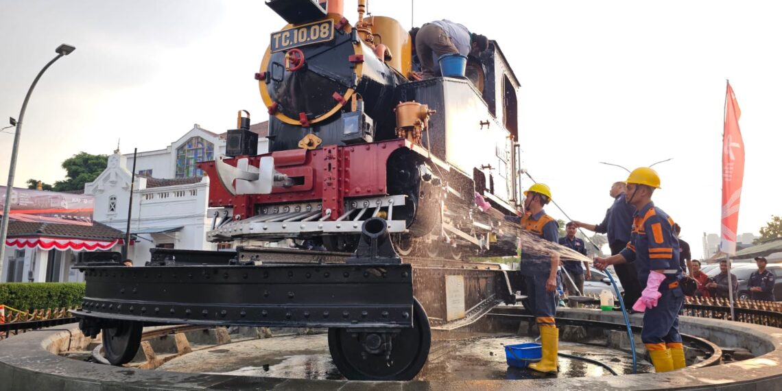 Semarakkan HUT ke-78 RI, Daop 2 dan Komunitas Pecinta KA Bersih-Bersih Monumen Purwa Aswa Purba