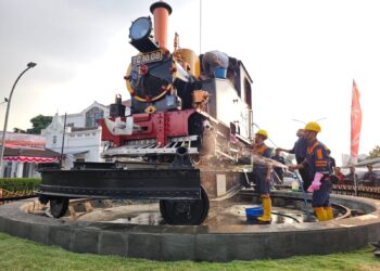 Semarakkan HUT ke-78 RI, Daop 2 dan Komunitas Pecinta KA Bersih-Bersih Monumen Purwa Aswa Purba