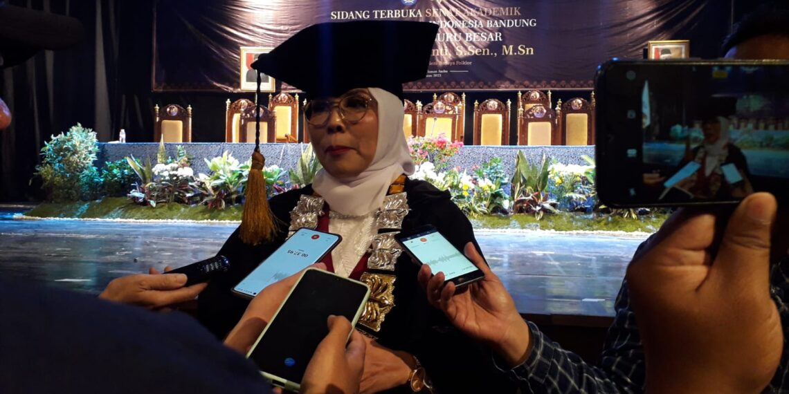 Guru Besar Ilmu Seni Budaya Folklor ISBI Bandung, Prof. Sri Rustianti