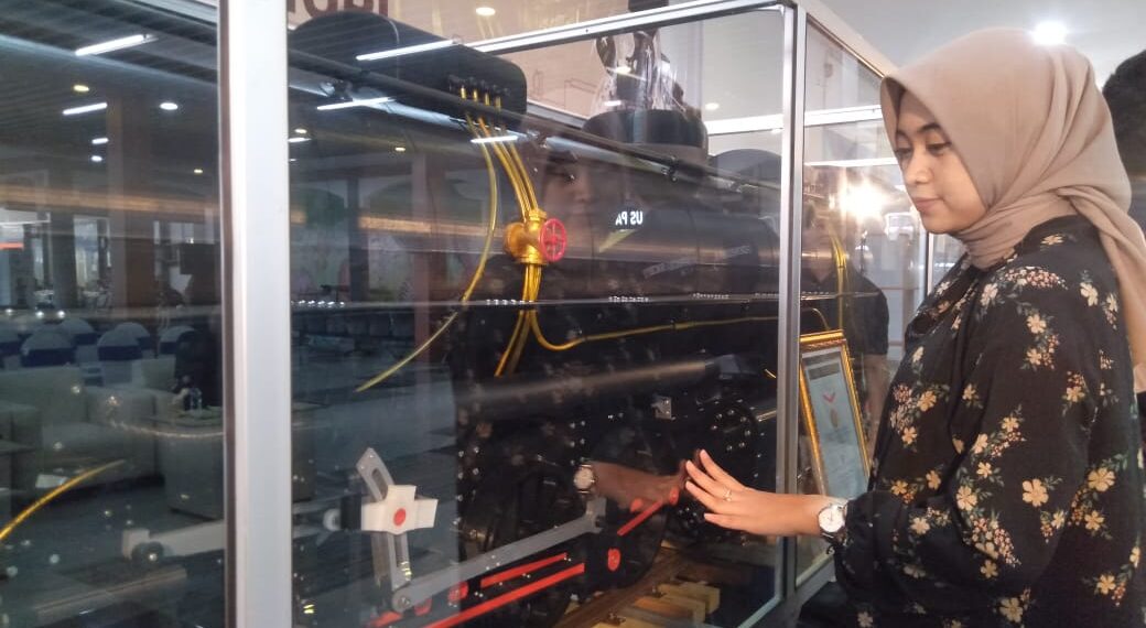 Miniatur Lokomotif Terbesar Se-Indonesia Hadir Di Stasiun Surabaya Gubeng