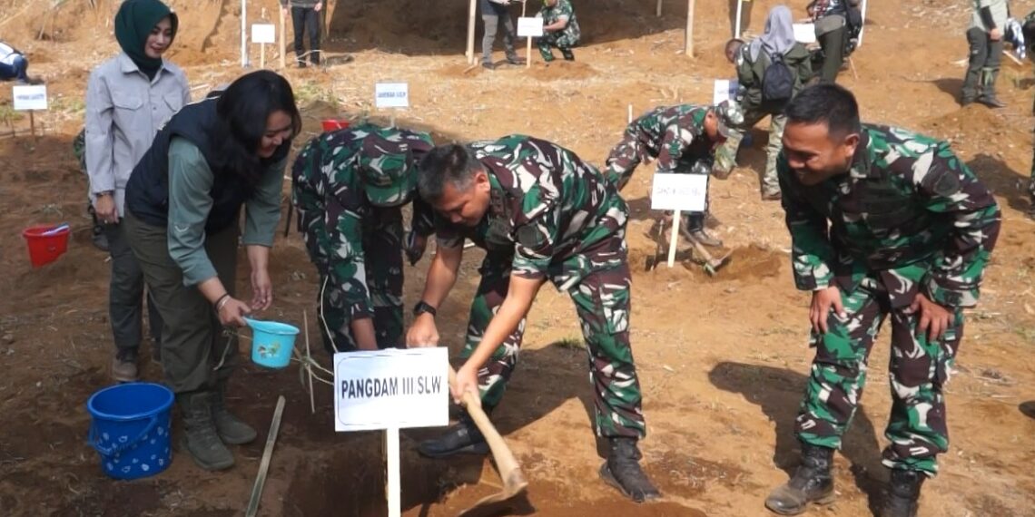 Jaga Resapan Air dan Ekosistem di Ciater, Pangdam III Siliwangi Tanam 400 Bibit Bambu