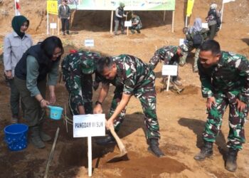 Jaga Resapan Air dan Ekosistem di Ciater, Pangdam III Siliwangi Tanam 400 Bibit Bambu