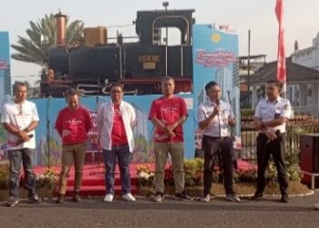 Sambut HUT Ke-15, KAI Commuter Rodshow dan Edukasi Pelanggan di Statsiun Bandung