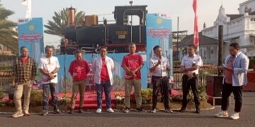 Sambut HUT Ke-15, KAI Commuter Rodshow dan Edukasi Pelanggan di Statsiun Bandung