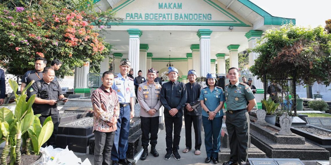 Jelang HJKB, Pj. Wali Kota Bandung Ziarah ke Makam Pendiri Bandung