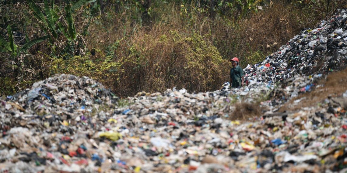 Bey Targetkan Dua Minggu Api di TPA Sarimukti Bisa Padam