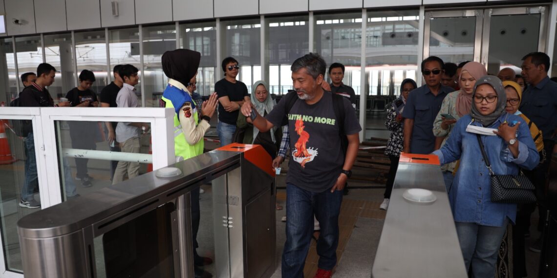 Seminggu Beroperasi, KA Feeder KCJB Whoosh Angkut 5.473 Pelanggan