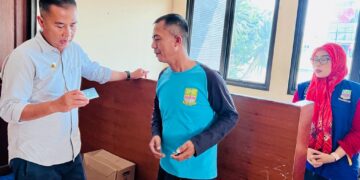 Pastikan Penyaluran Bantuan Air Bersih, Bey Sidak Kantor Kecamatan Babelan