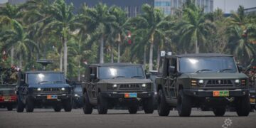 Presiden RI & Panglima TNI Saksikan Defile Ranops Maung 3 Matra dan Berbagai Ranpur Pindad