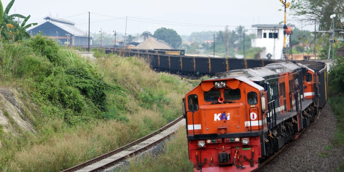 Tingkatkan Sinergisitas, KAI dan PTBA Tanda Tangani Perjanjian Angkutan Batu Bara