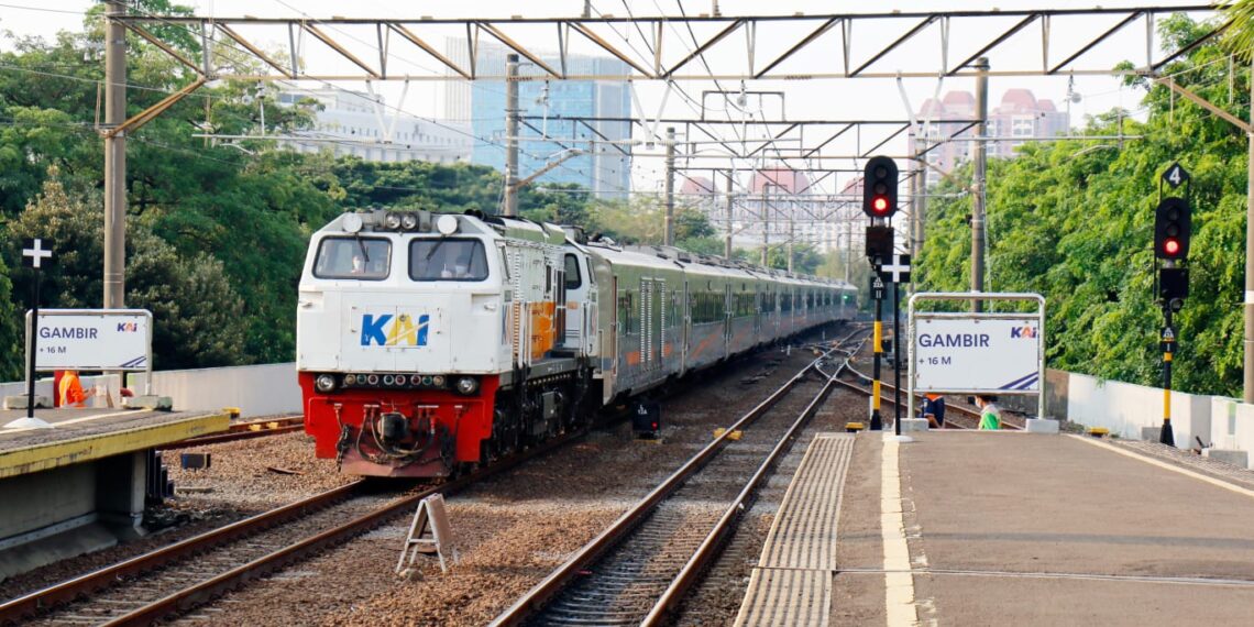 Jelang Konser Coldplay, KAI Catat Kenaikan Penumpang yang Datang di Stasiun Gambir