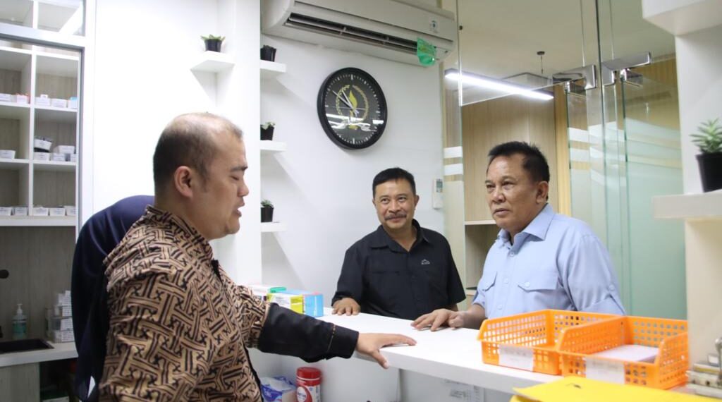 Ketua DPRD Jabar, Brigjen TNI (Purn) H.Taufik Hidayat dan Sekretaris DPRD Jabar,H.Barnas Adjidin meninjau Klinik DPRD Jabar.