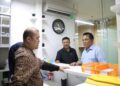 Ketua DPRD Jabar, Brigjen TNI (Purn) H.Taufik Hidayat dan Sekretaris DPRD Jabar,H.Barnas Adjidin meninjau Klinik DPRD Jabar.