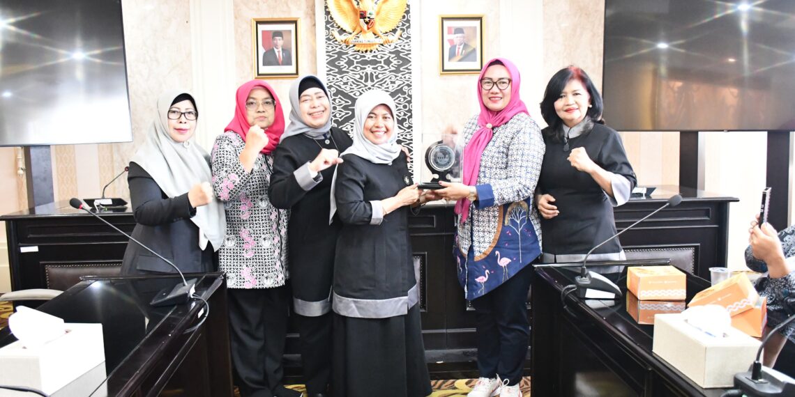 Terima KPPI Provinsi Riau, Yuningsih Bahas Posisi Perempuan Dalam Politik