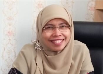 Siti Muntamah Bagikan Kacamata Baca Gratis untuk Lansia