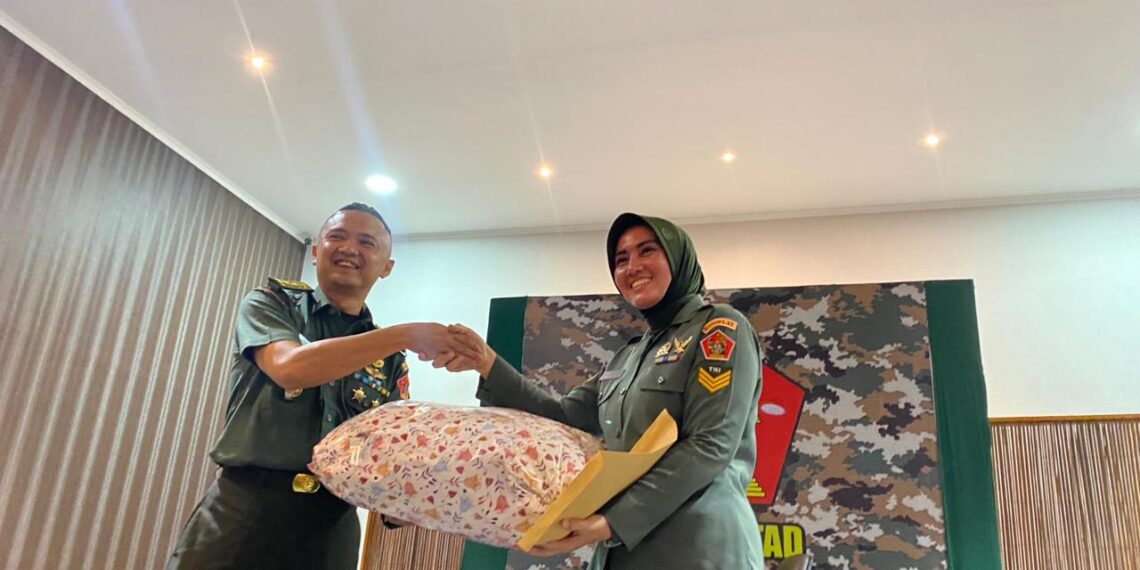 Kapen Kodiklat TNI AD Letkol Hendra Mirza Lepas Dua Anggota Kodiklatad