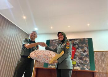Kapen Kodiklat TNI AD Letkol Hendra Mirza Lepas Dua Anggota Kodiklatad