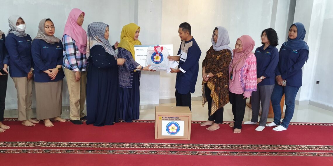 Gandeng YBM dan PIKK, Srikandi PLN Bagikan Perlengkapan Ibadah dan Santunan Jelang Ramadhan 1425 H