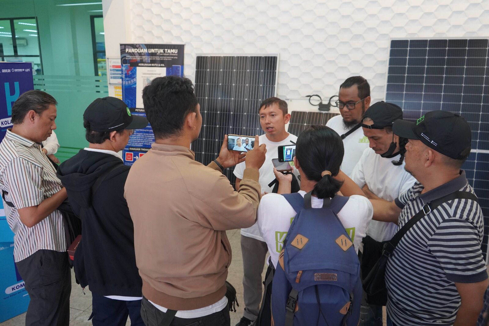 Direktur Teknik dan Operasi SEI, Fajar Miftahul Falah memberikan penjelasan tentang solar sel yang diproduksi oleh SEI