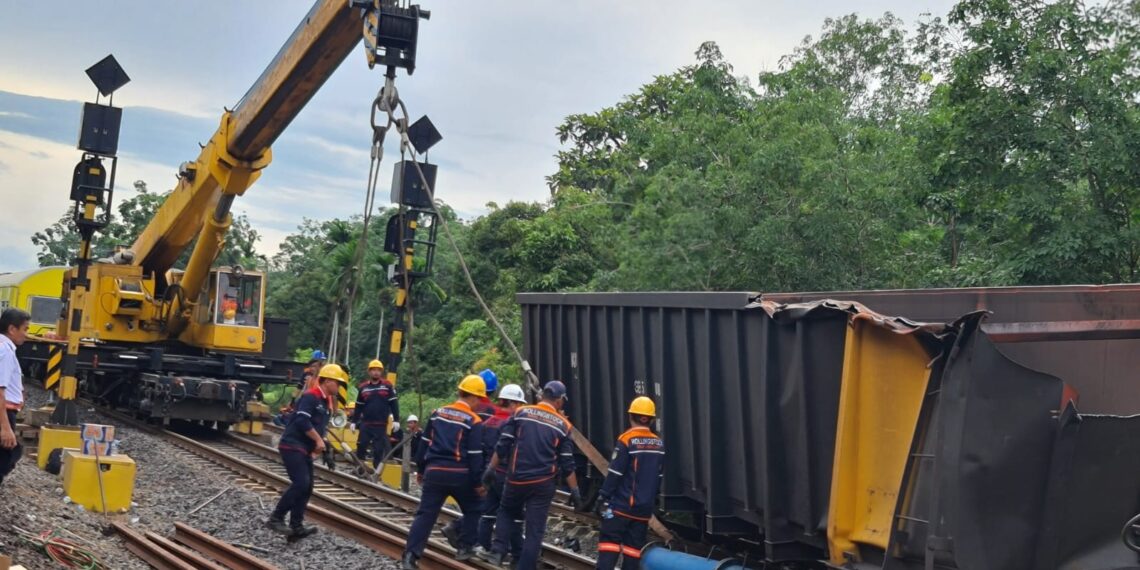 Pemasangan Girder Fly Over Bantaian Roboh di Jalur KA Gunung Megang – Penanggiran, KAI Ingatkan Stakehoders Tingkatkan Keselamatan