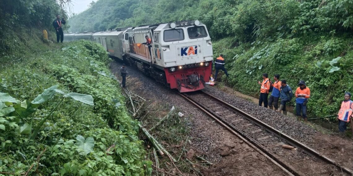 Sigap! Longsoran di Cilami Berhasil Dibersihkan. Daop 2 Nyatakan Perjalanan KA Aman Dengan Kecepatan Terbatas