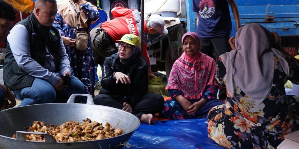 Dinas Sosial Jabar Salurkan Bantuan Logistik ke Cibedug