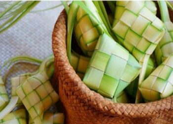 Mengintip Proses Pembuatan Bungkus Ketupat di Kampung Nagrak: Tradisi Warisan Budaya yang Kian Dilindungi