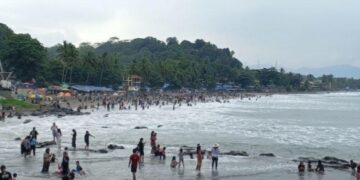 Pantai Karanghawu di Hari Ketiga Idul Fitri, Peningkatan Kunjungan dan Tantangan Pengelolaan