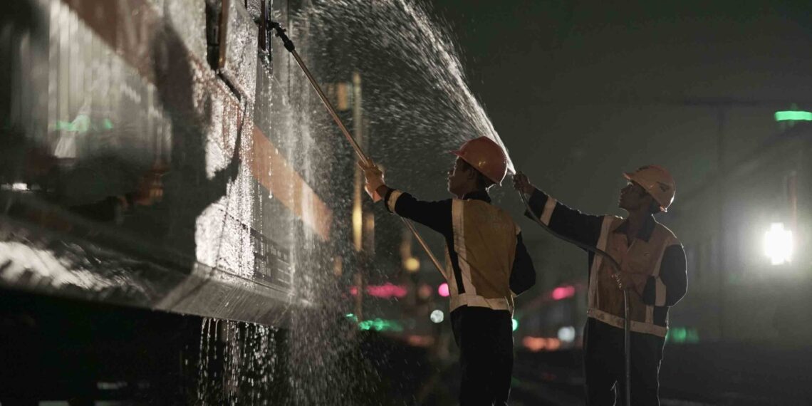 Menilik Proses Pencucian Gerbong Kereta Api