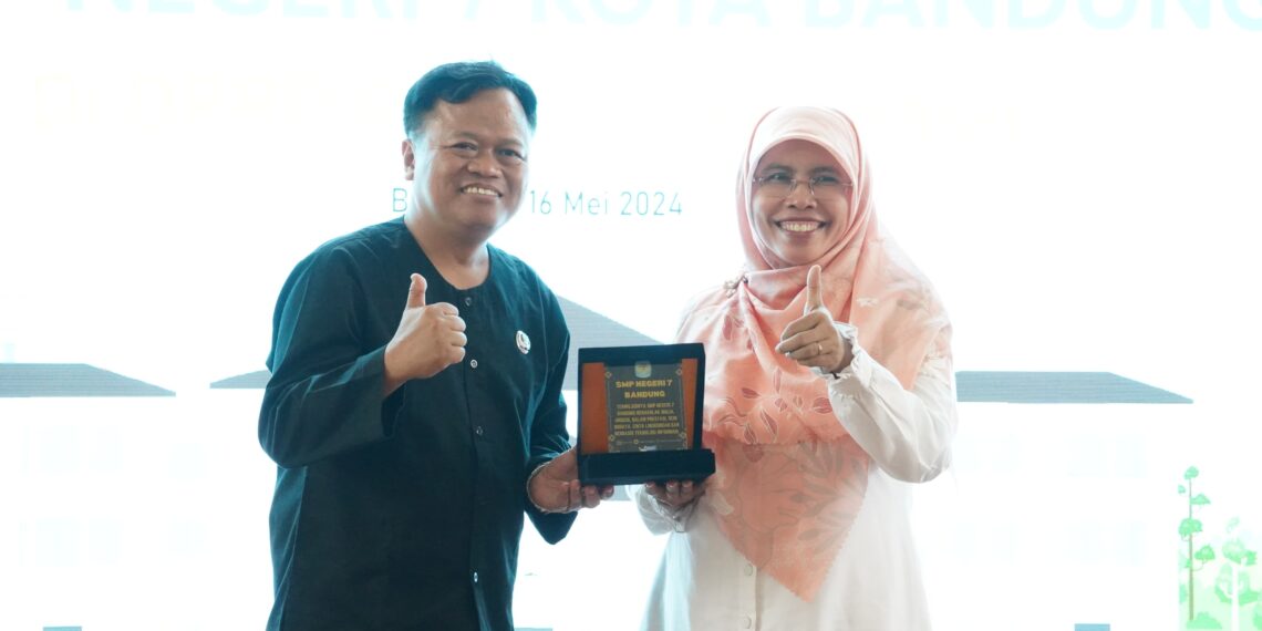 Kasek dan Tendik SMPN 7 Bandung Kunnjungi DPRD Jabar, Ini yang Dibahas